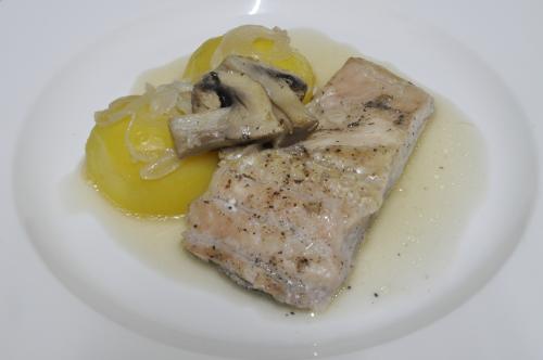 Jak uvařit kapr pečený se žampiony na lehké podestýlce? Snadné recept, připravený za 30 - 45 minut